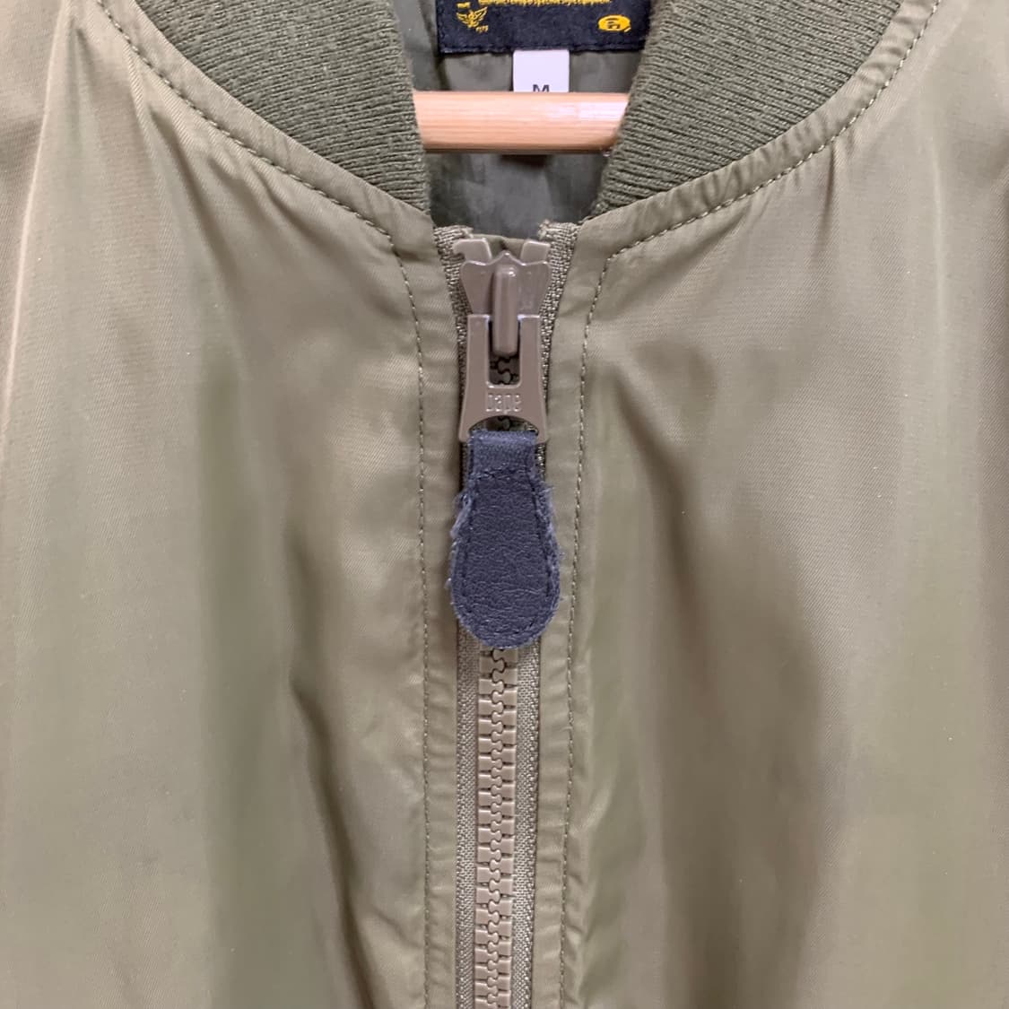 베이프 암 레터링 MA-1 봄버 자켓 카키 상품이미지4