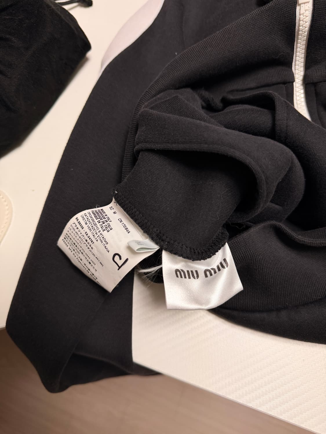 미우미우 크롭 져지 집업 블랙 상품이미지2