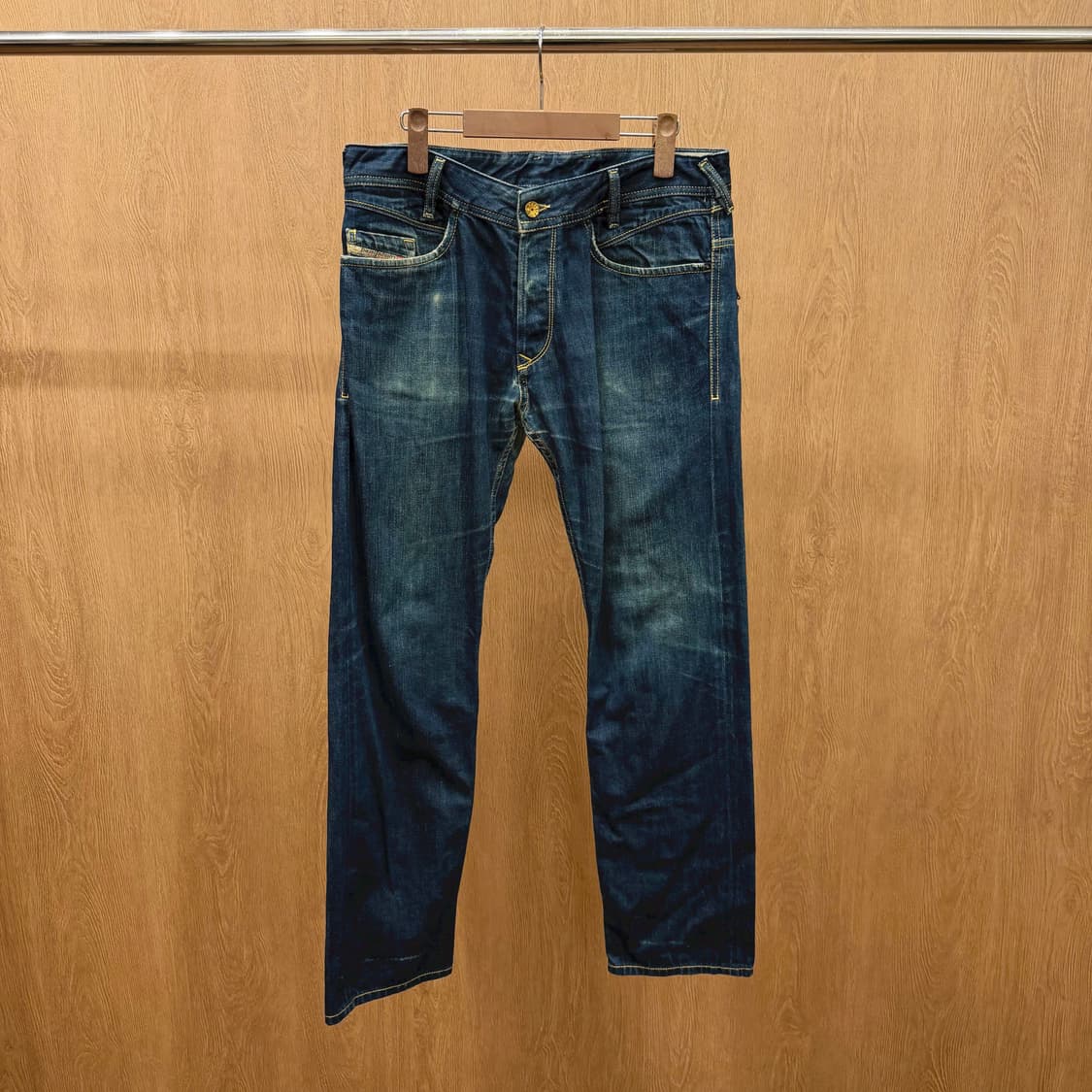 디젤 워싱 데님 팬츠 백 지퍼 포켓 블랙 로고 워치 포켓 디테일 진청 상품이미지2