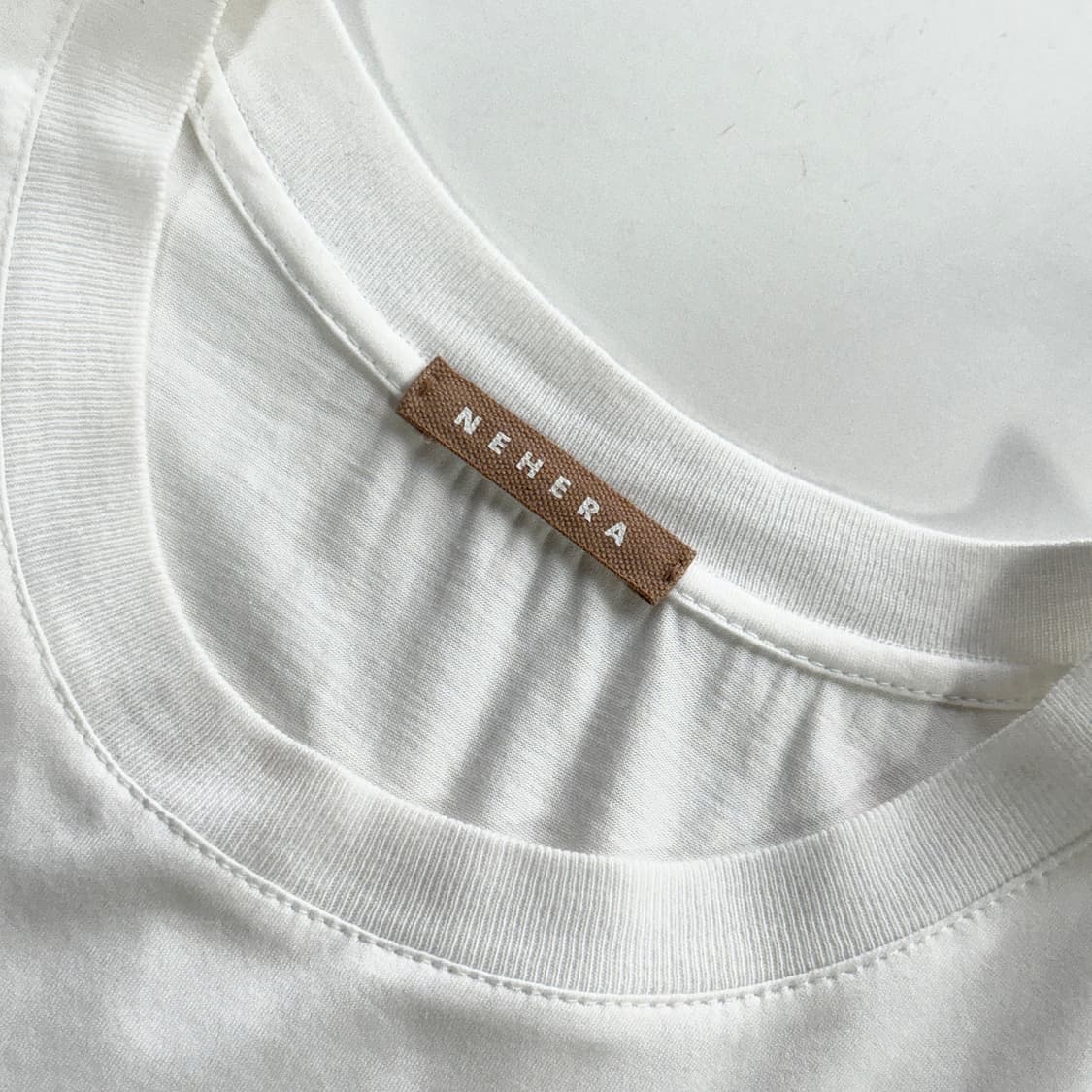 네헤라 컷아웃 반팔 티셔츠 상품이미지2