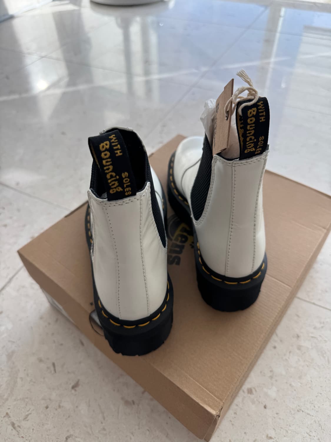 닥터마틴 화이트 첼시부츠 uk 4 새상품 Ssense 구매후 보관만 한  상품이미지4