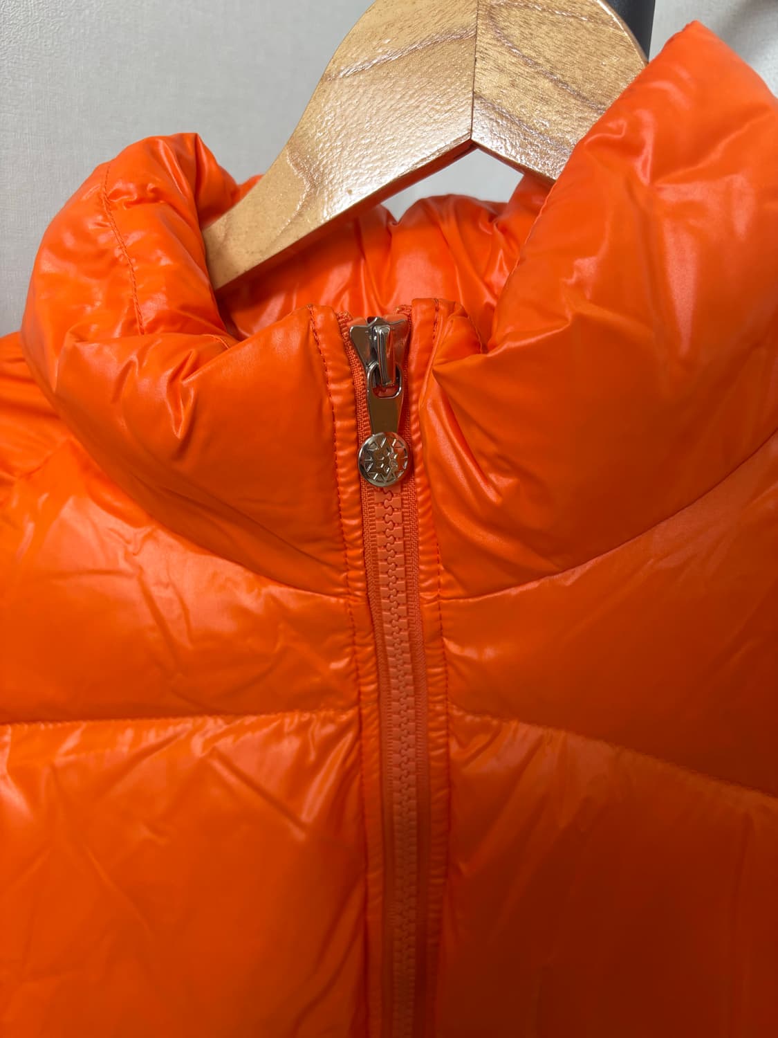 피레넥스 유광 주황색 패딩 상품이미지3