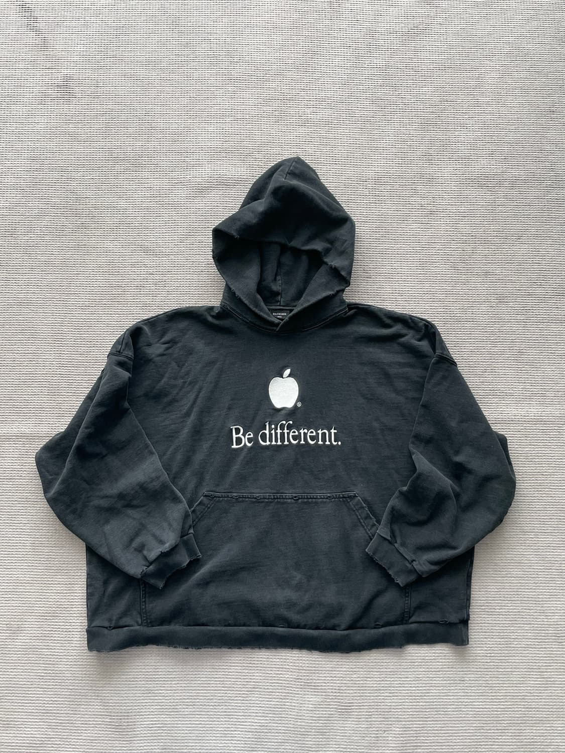 발렌시아가 be diffrent 애플 후드 상품이미지1