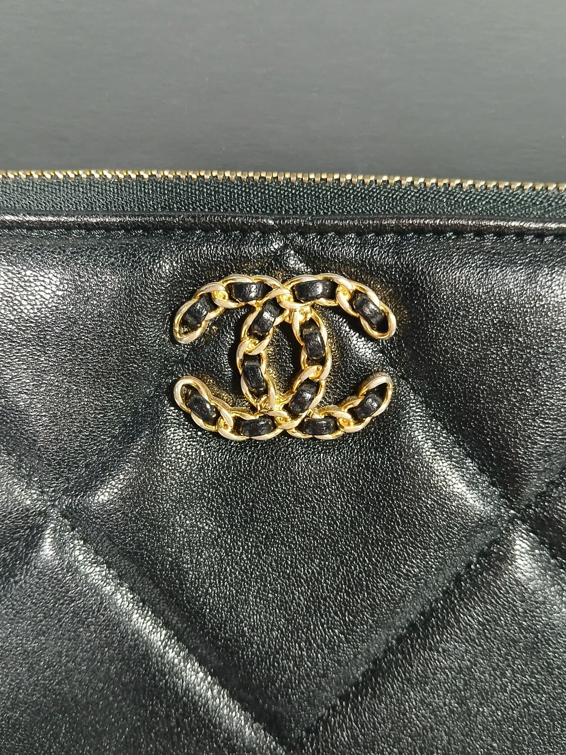 샤넬 19 클러치백 뉴미듐 AP0951 상품이미지3