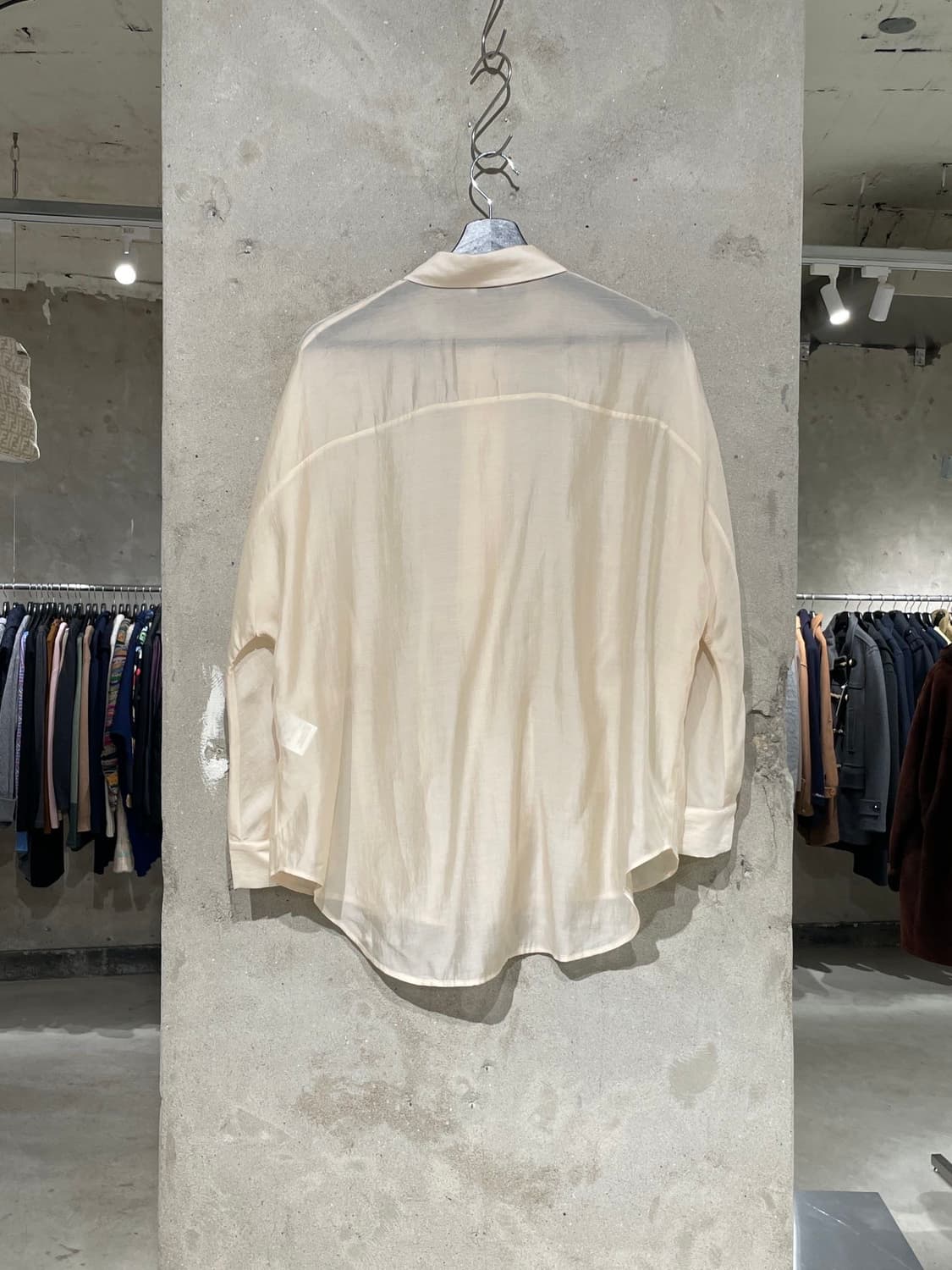 드리스 반 노튼 라이트 베이지 하프 버튼 커브 슬리브 텐셀 블라우스 상품이미지6