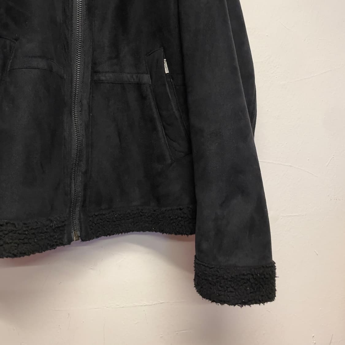 칼하트 WIP (우먼) 블랙 비건 레더 무스탕 자켓 상품이미지4