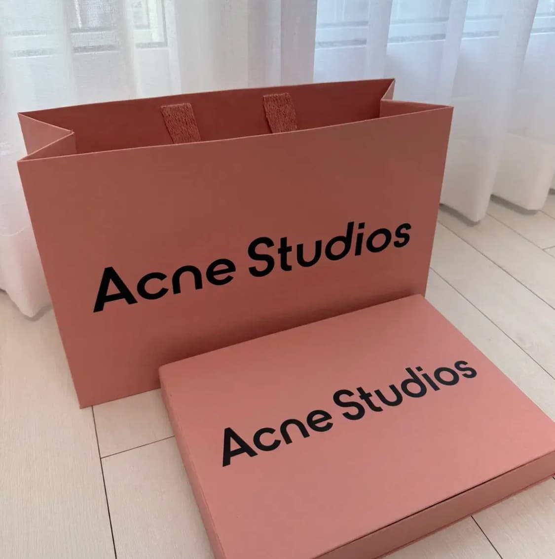 아크네 스튜디오 쇼핑백 스카프 머플러 니트 데님 코트 패딩 자켓 상품이미지2