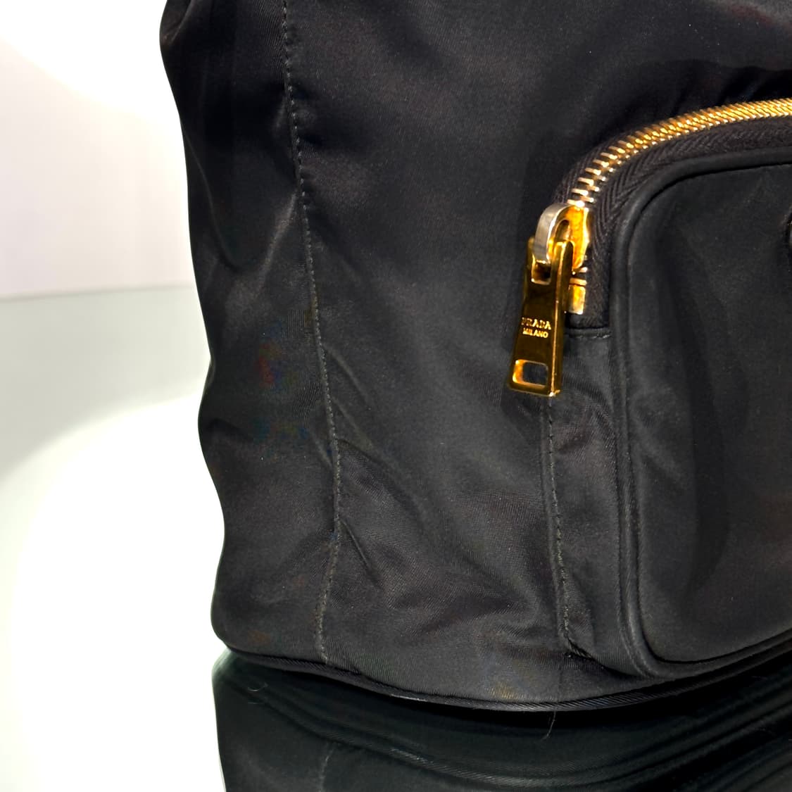 [정품] 프라다 삼각로고 리나일론 듀엣 버킷백 블랙 골드 상품이미지5