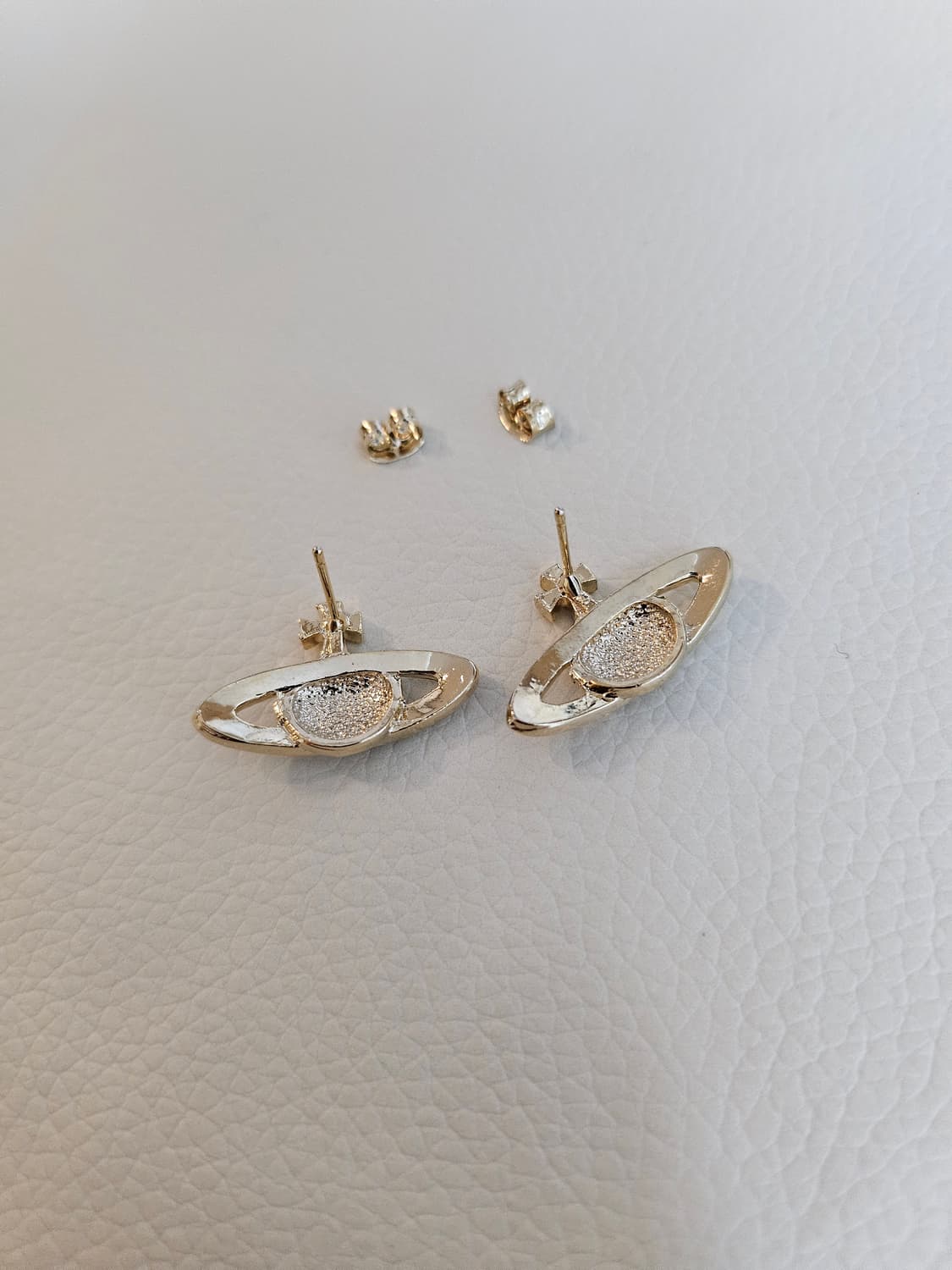 비비안웨스트우드 업사이클링 올큐빅 금장 귀걸이 상품이미지3