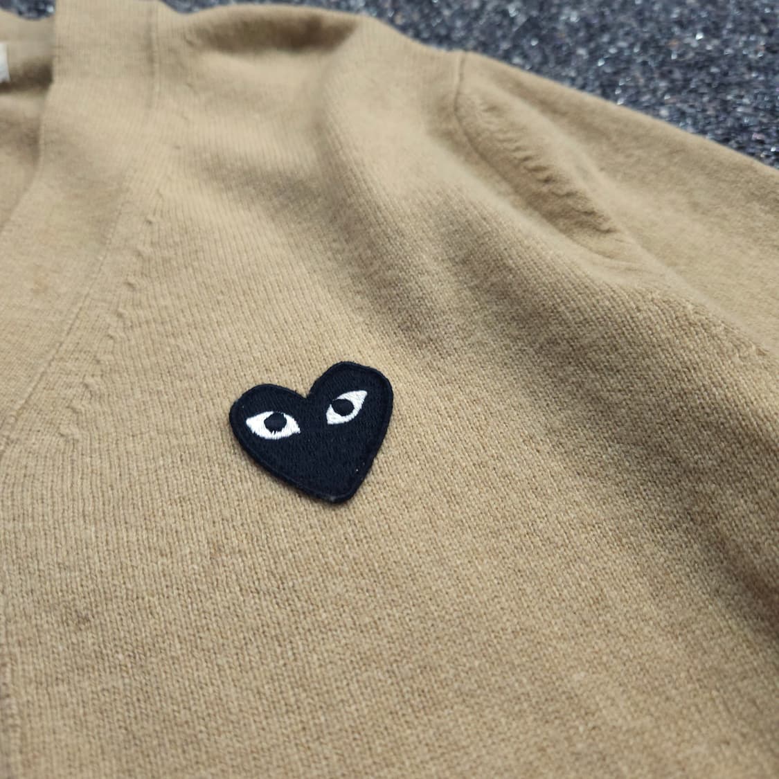 꼼데가르송 플레이 블랙 하트 와펜 미니멀 가디건 (95) 상품이미지3