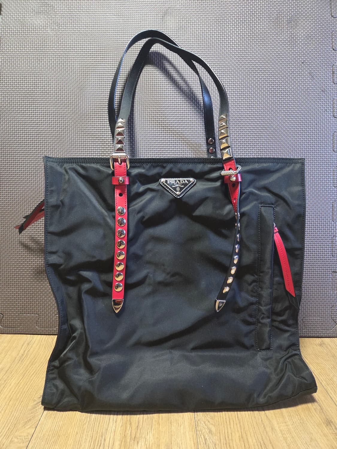 프라다 나일론 사피아노 콤비 스터드 쇼퍼백 상품이미지1