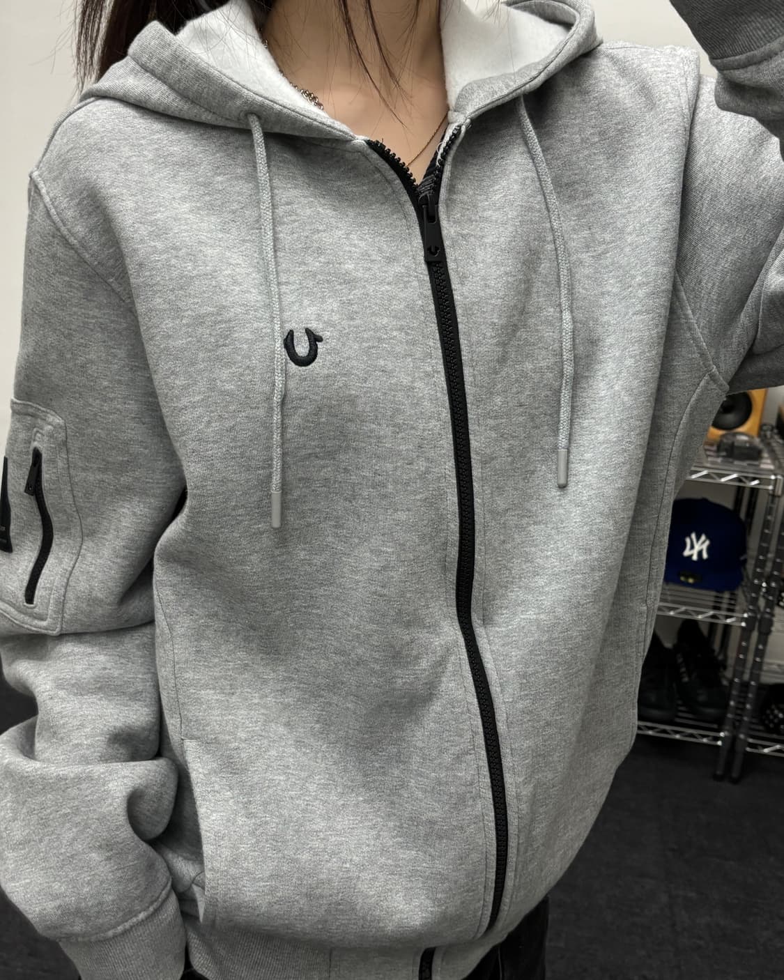 트루릴리젼 베이직 로고 포켓 그레이 후드집업 상품이미지2