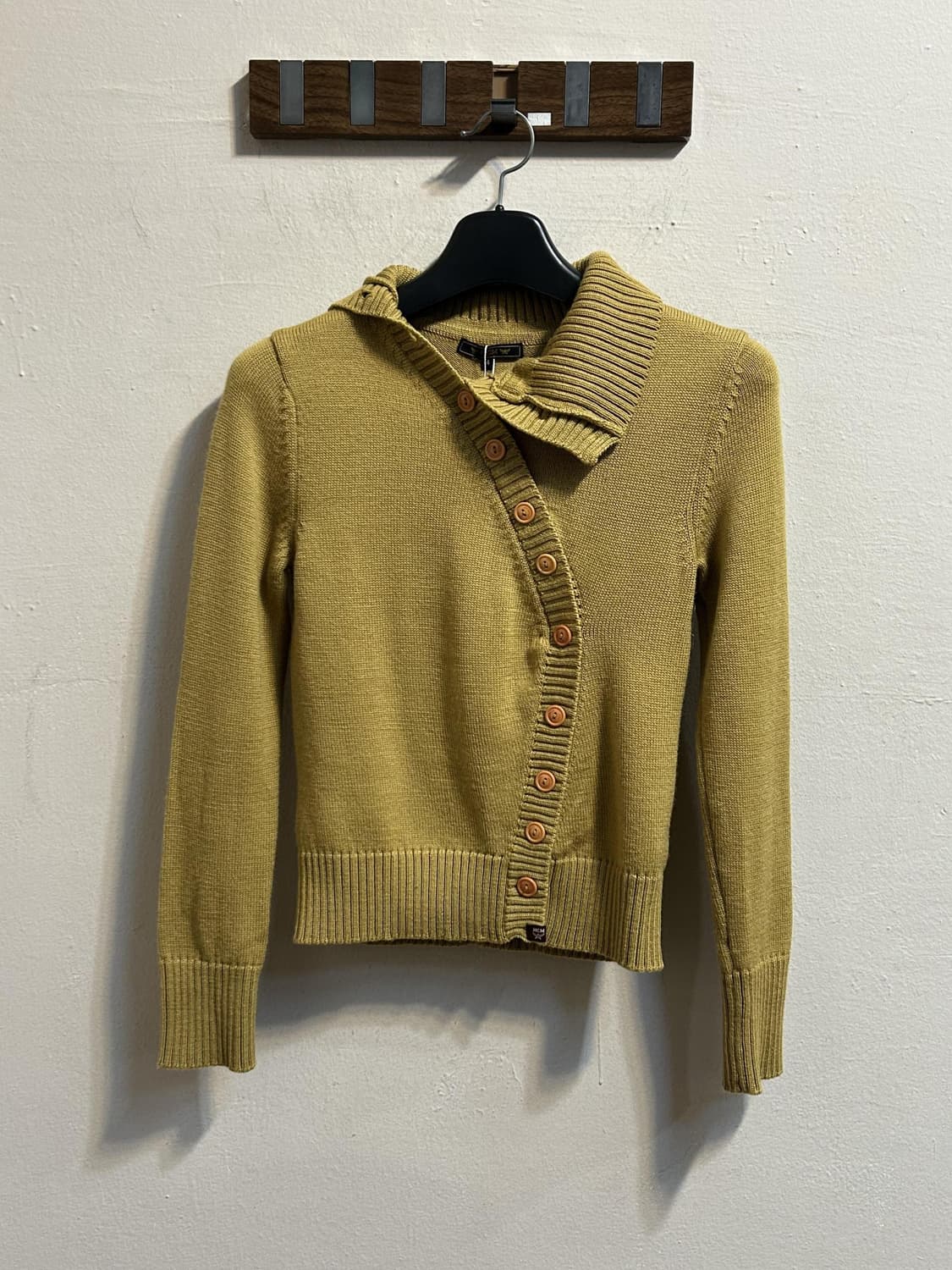 MCM 비대칭 버튼 하이넥 가디건 상품이미지1