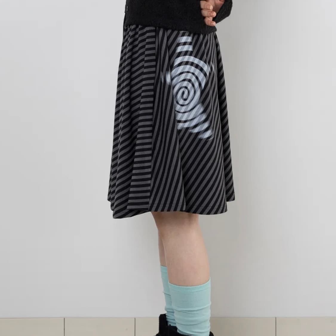 웹하우스 스트라이프 트위스터 스타 스커트 - 차콜 상품이미지1