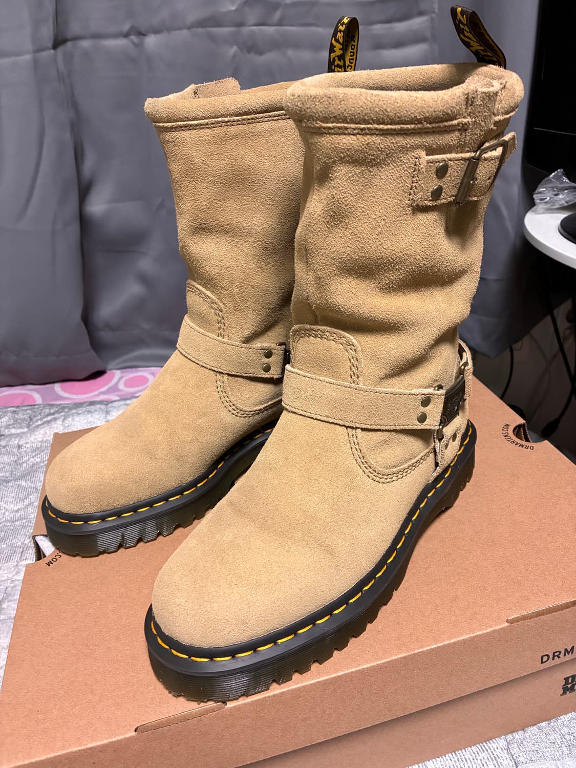 닥터마틴 애니스톤 스웨이드 탄 엔지니어부츠 상품이미지1