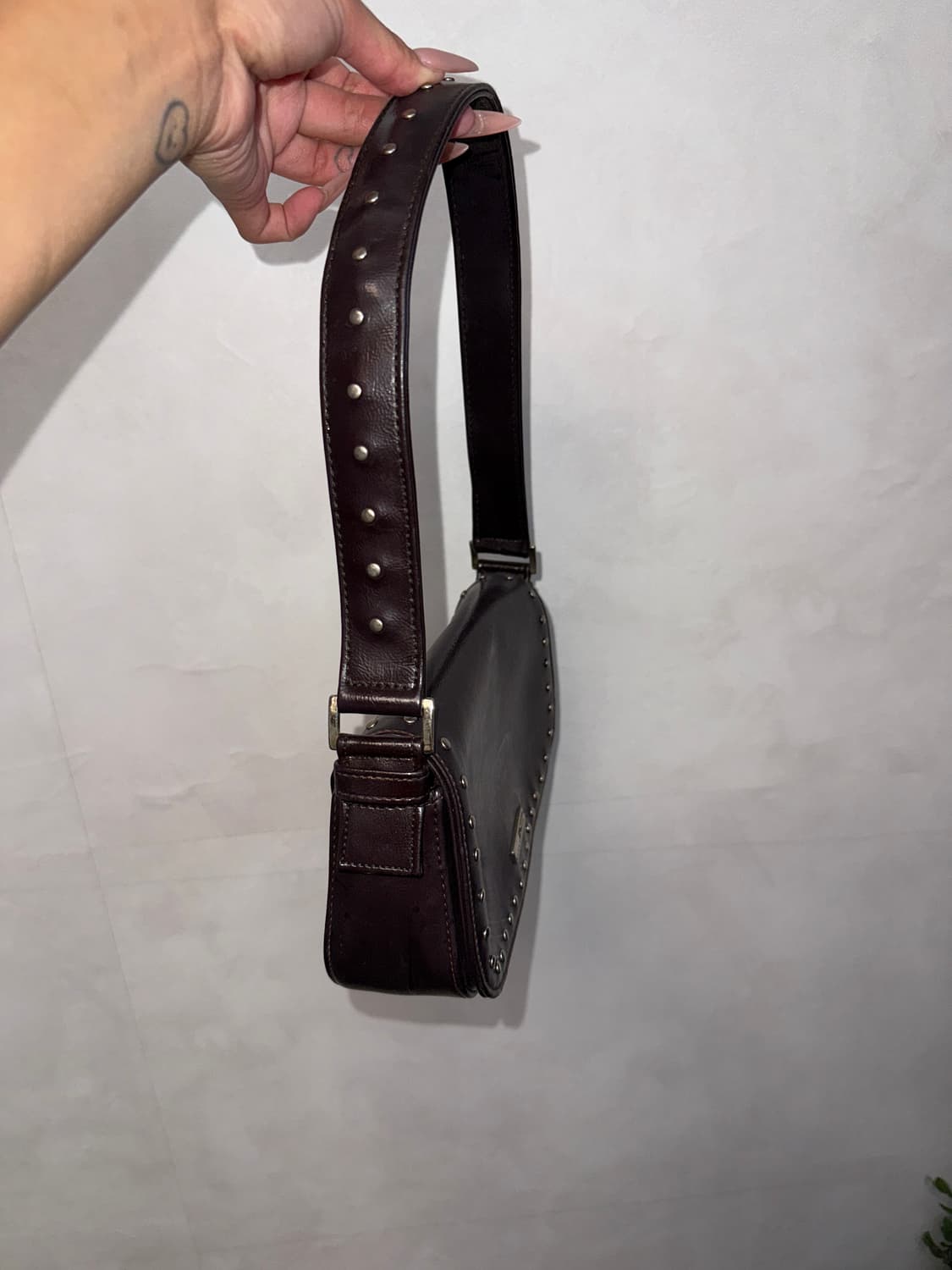 Guess dark brown stud mini shoulder bag 상품이미지4