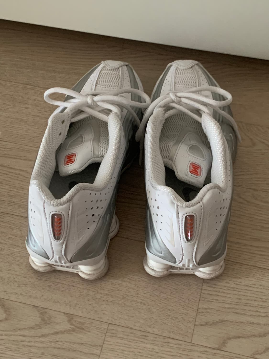 샥스 R4 W - 화이트 메탈릭 실버 맥스 오렌지 화이트 상품이미지5