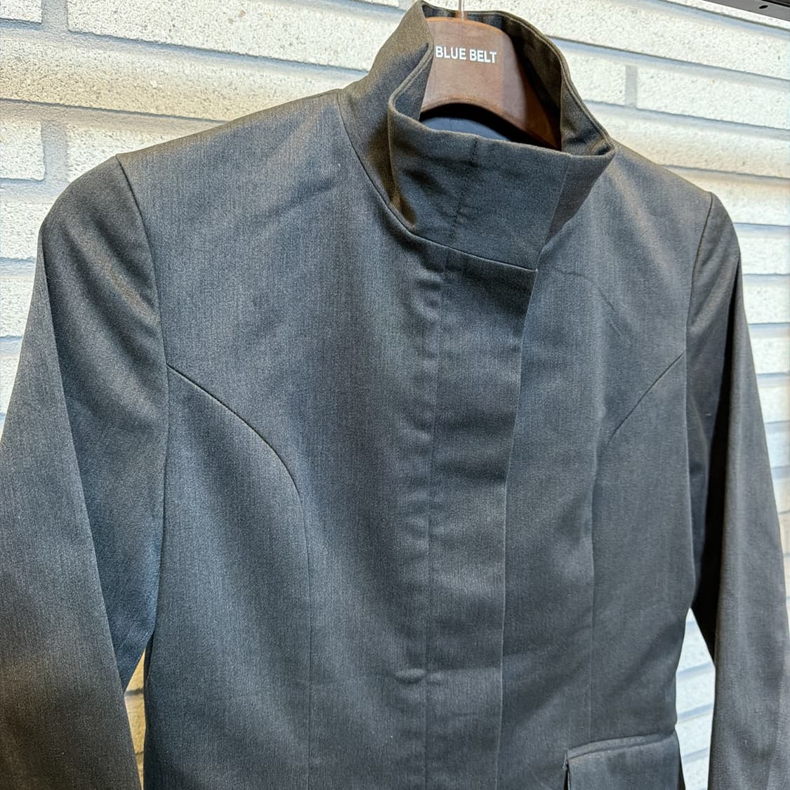 오조크 스탠카라 미니멀 자켓 커브드 절개 디테일 슬림핏 차콜 상품이미지4