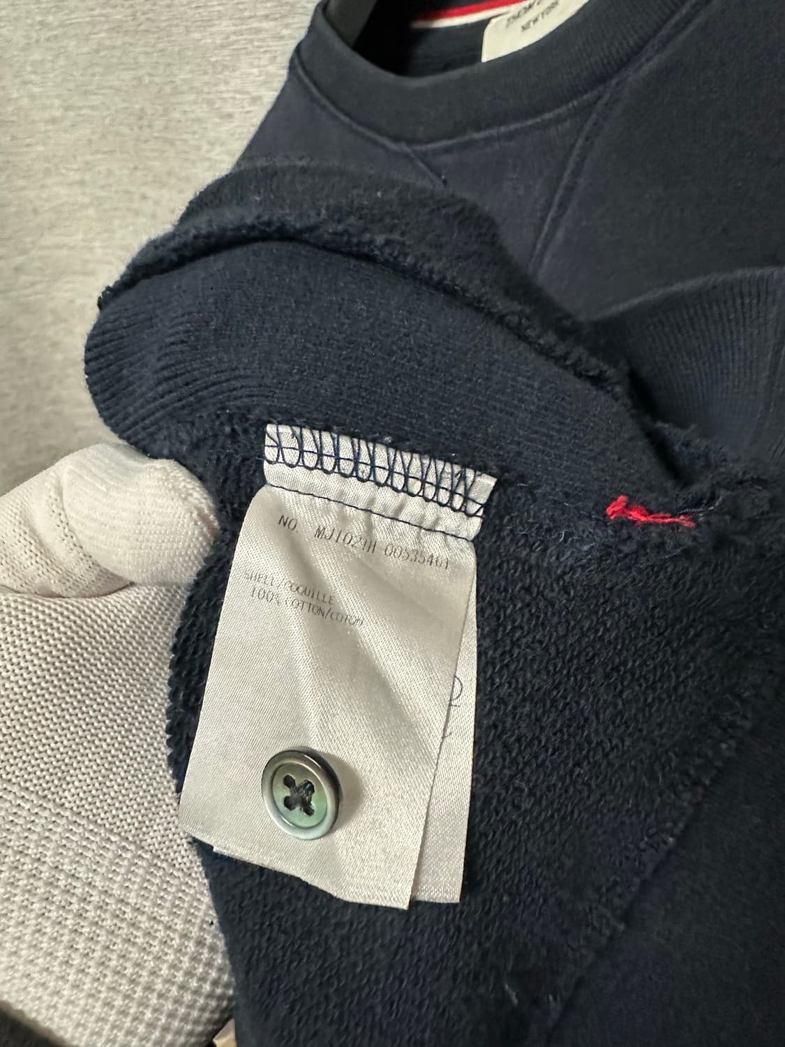 톰브라운 4선 완장 맨투맨 네이비 (4) 상품이미지5