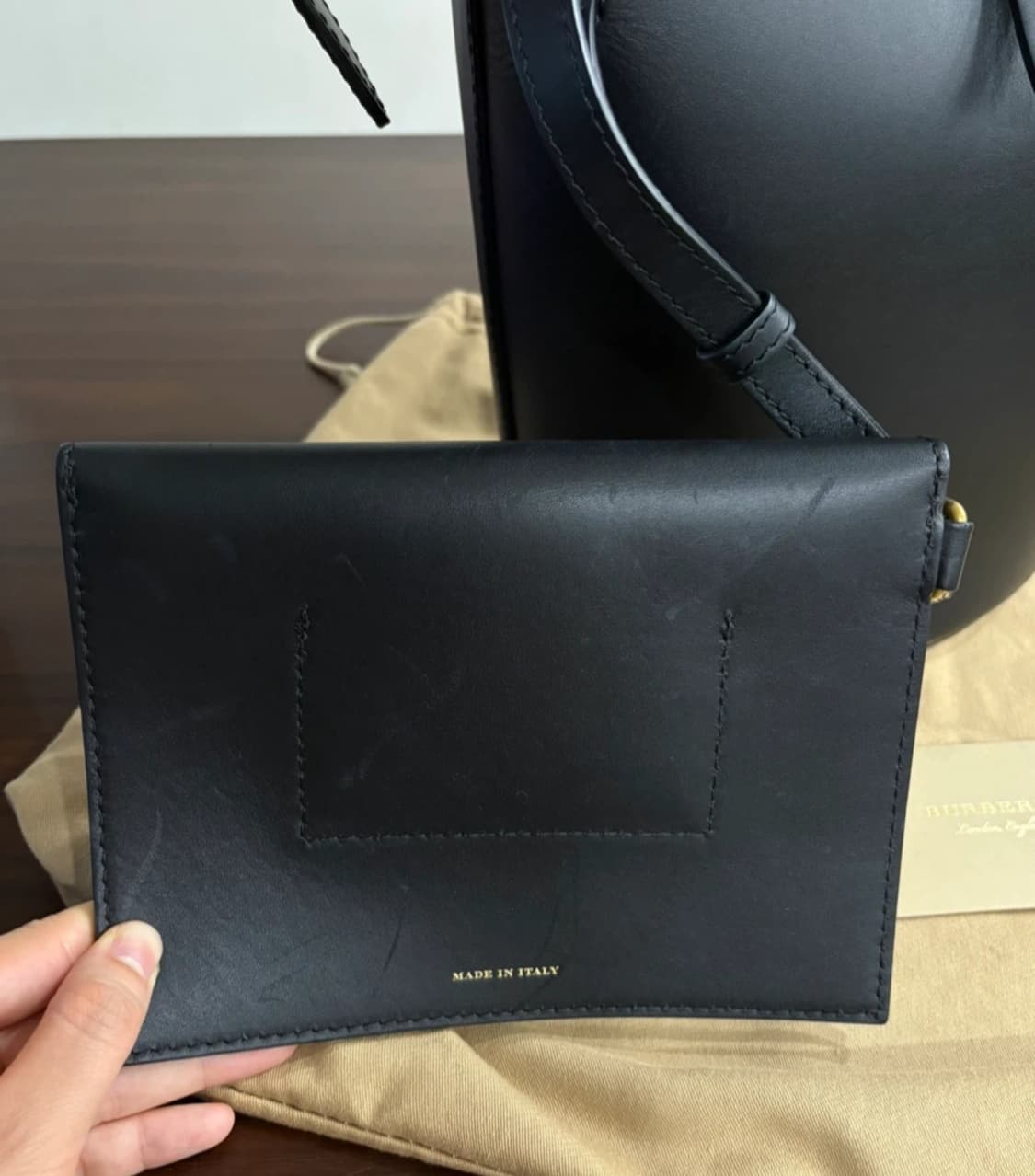 버버리 레더 버킷백 상품이미지5