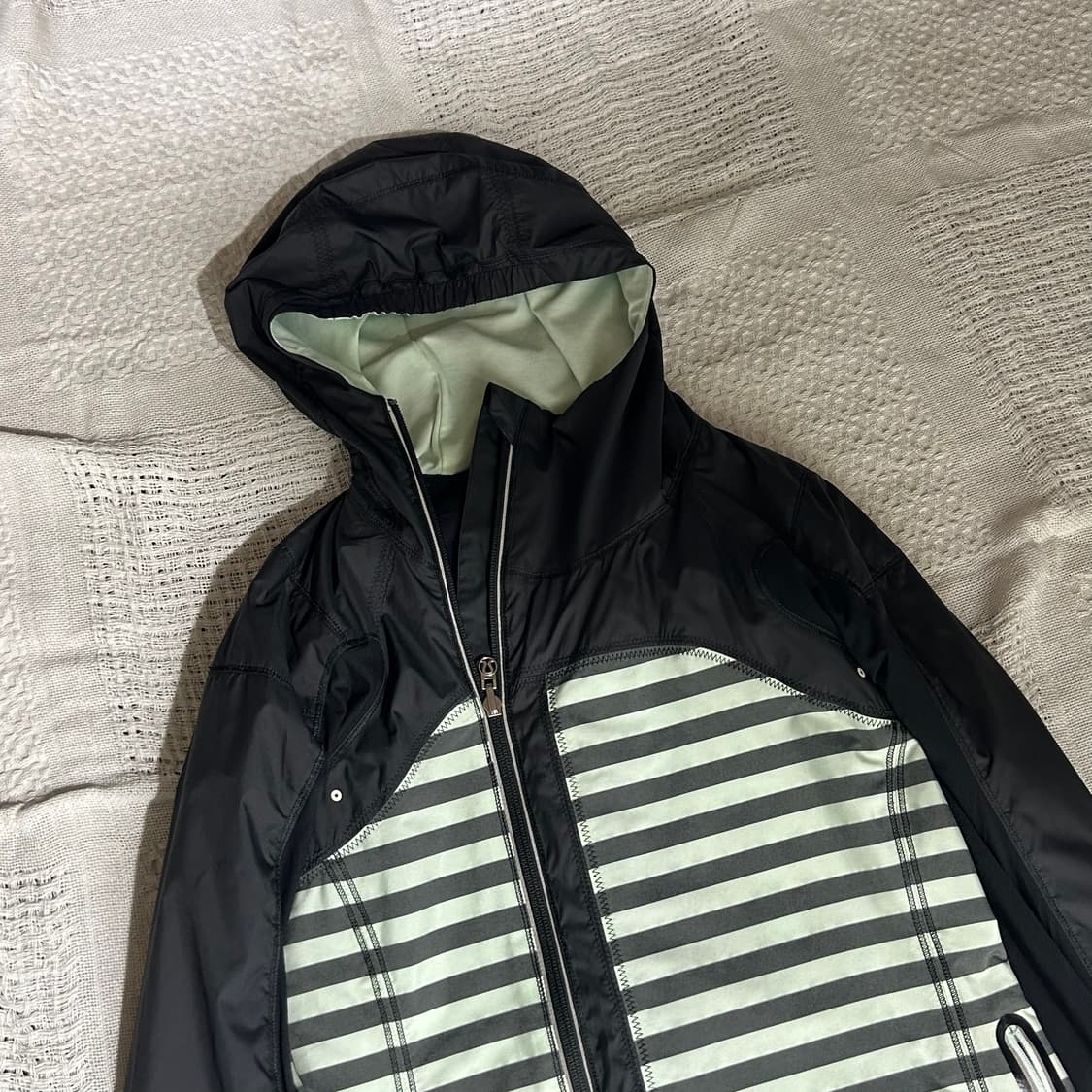 [LULULEMON] 룰루레몬 스트라이프 후드 바람막이 자켓 상품이미지3