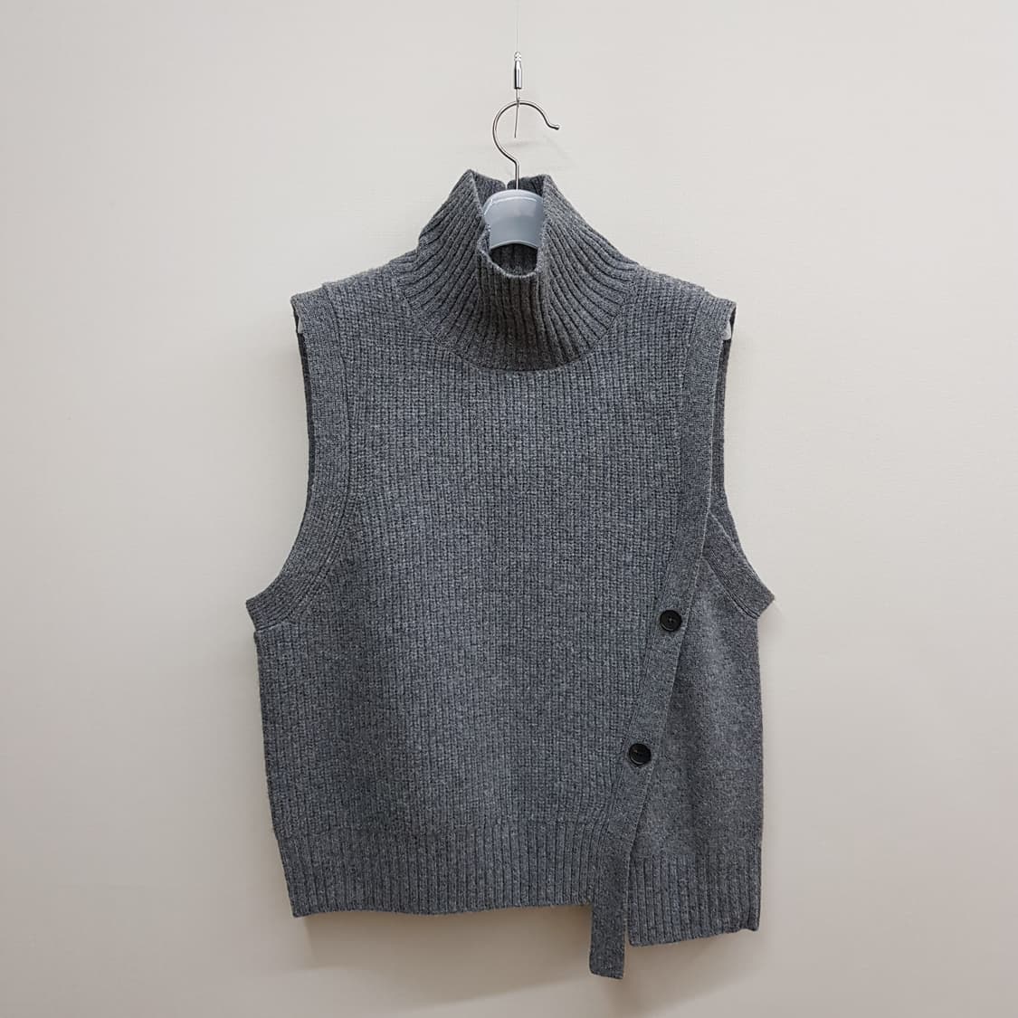 구호플러스 2023 울 하이넥 니트 베스트  F사이즈 상품이미지1