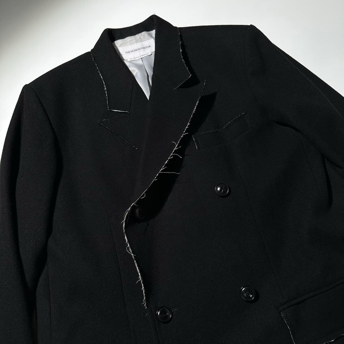 더 뮤지엄 비지터 블루밍 로우 엣지 울 코트 블랙 상품이미지6