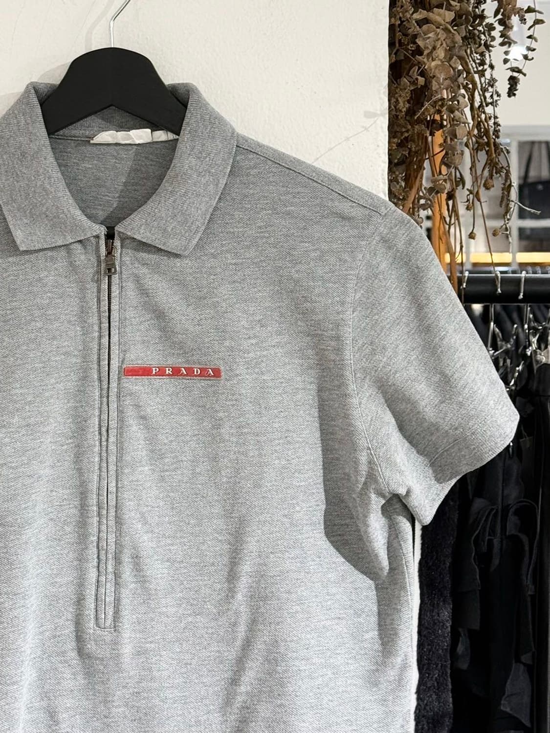 프라다 그레이 코튼 반집업 하프 pk 셔츠 상품이미지3