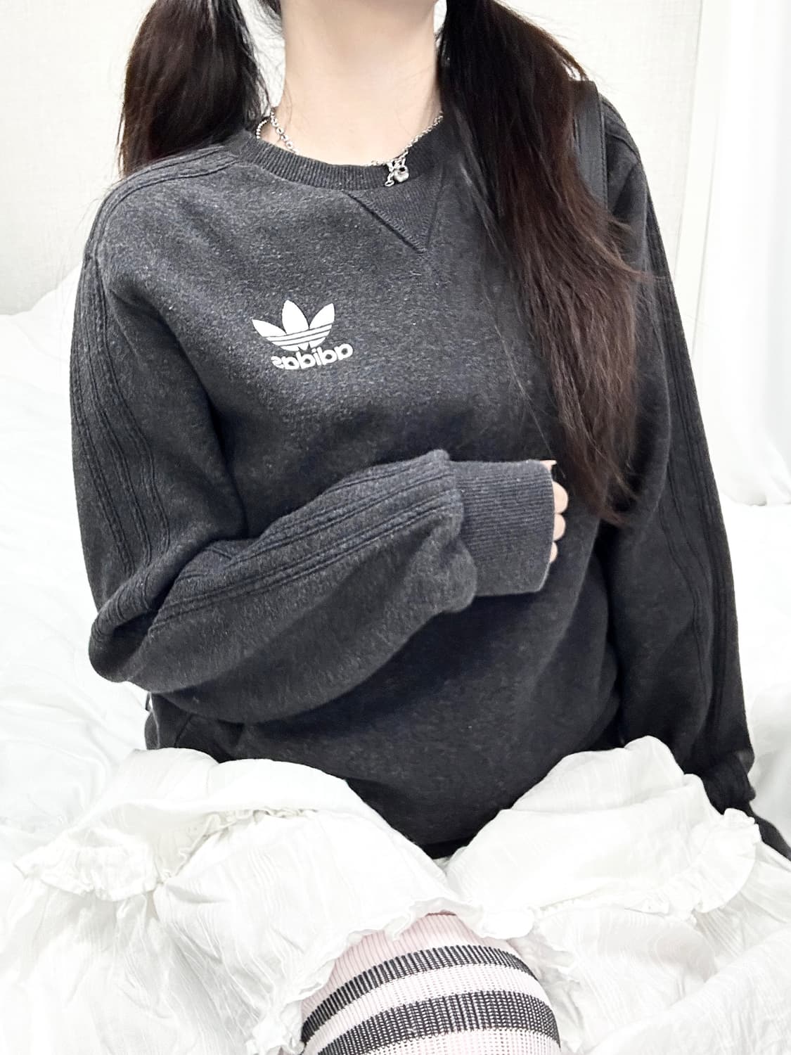 아디다스 자수로고 차콜 삼선 맨투맨 상품이미지2