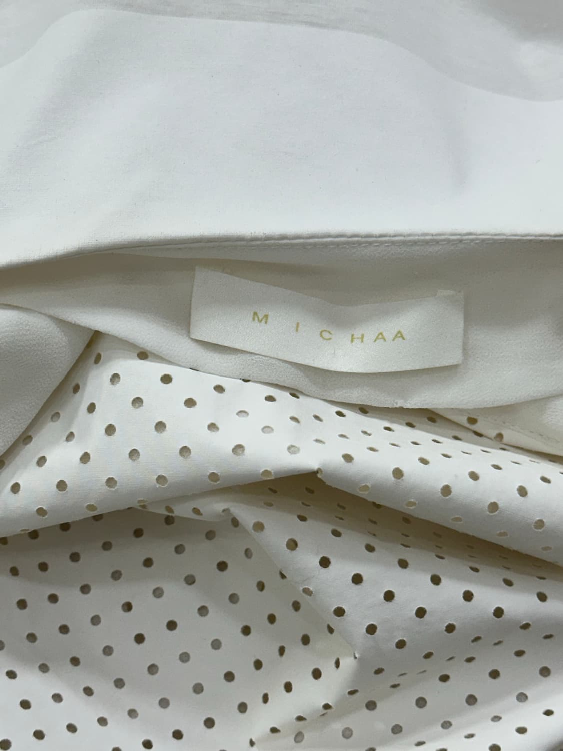 미샤 펀칭 디테일 브이넥 블라우스 상품이미지7