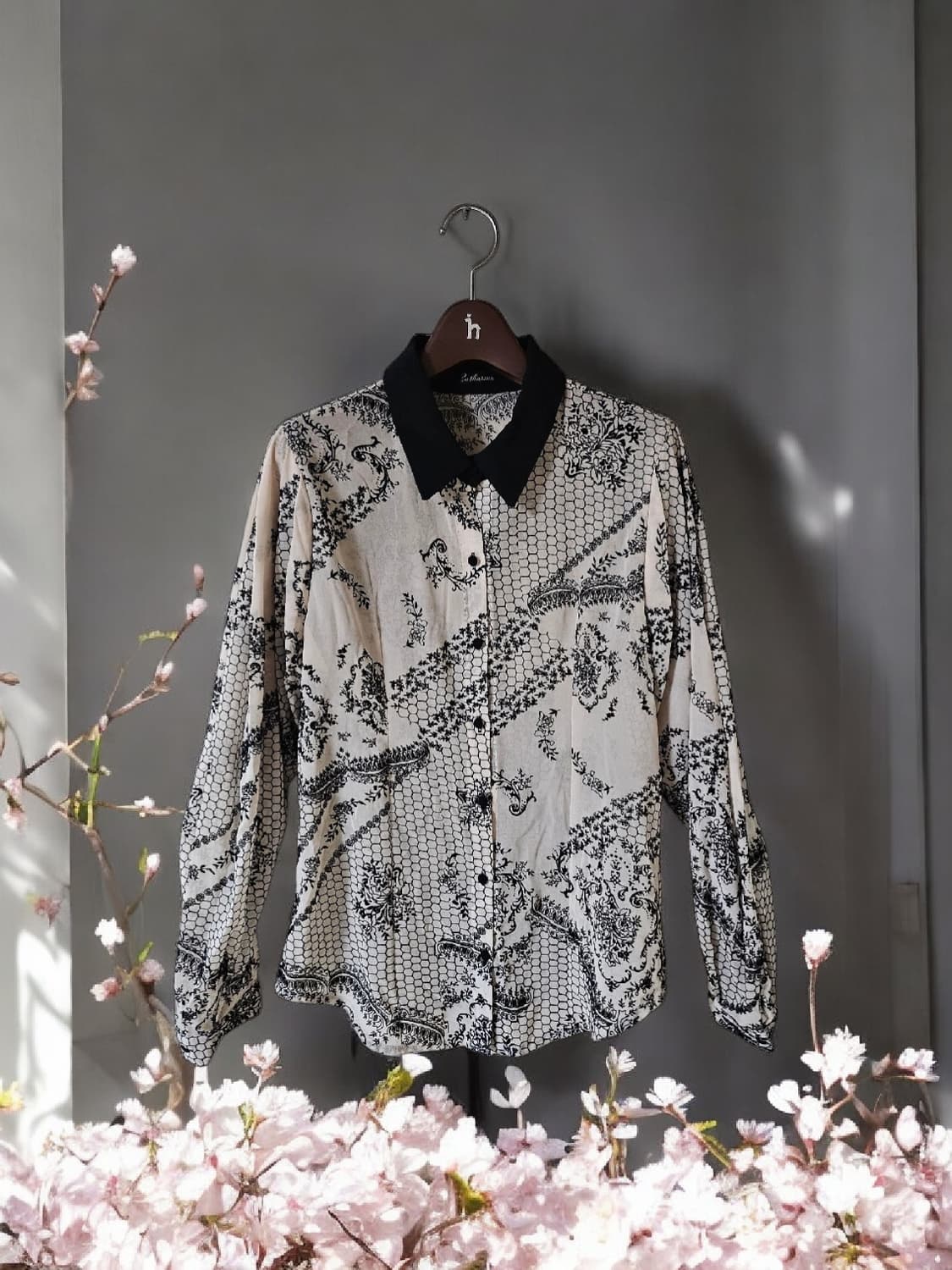 카타리나 아이보리 블랙 카라 플라워 자수 블라우스 55 상품이미지1