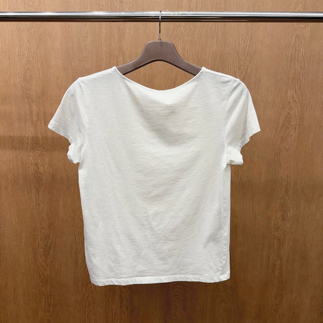 아페쎄 코튼 반팔 티셔츠 미니 자수 라운드넥 무지 디테일 레귤러핏 화이트 상품이미지3