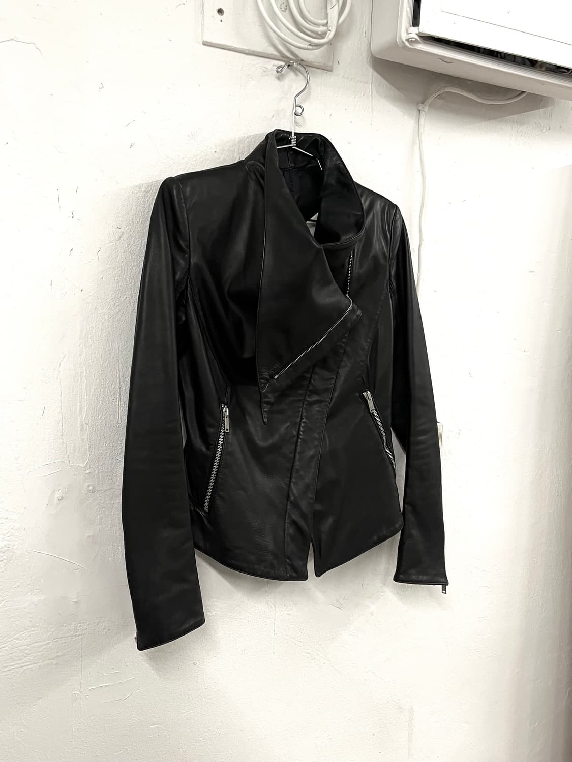 가레스퓨 2012FW 아카이브 램스킨 레더 비대칭 하이넥 자켓 상품이미지4