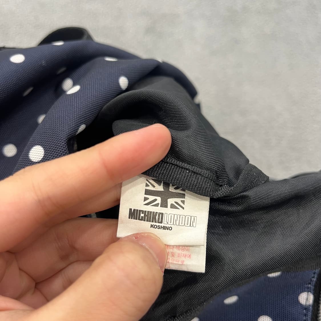 미치코런던 네이비 도트 더플백 상품이미지6