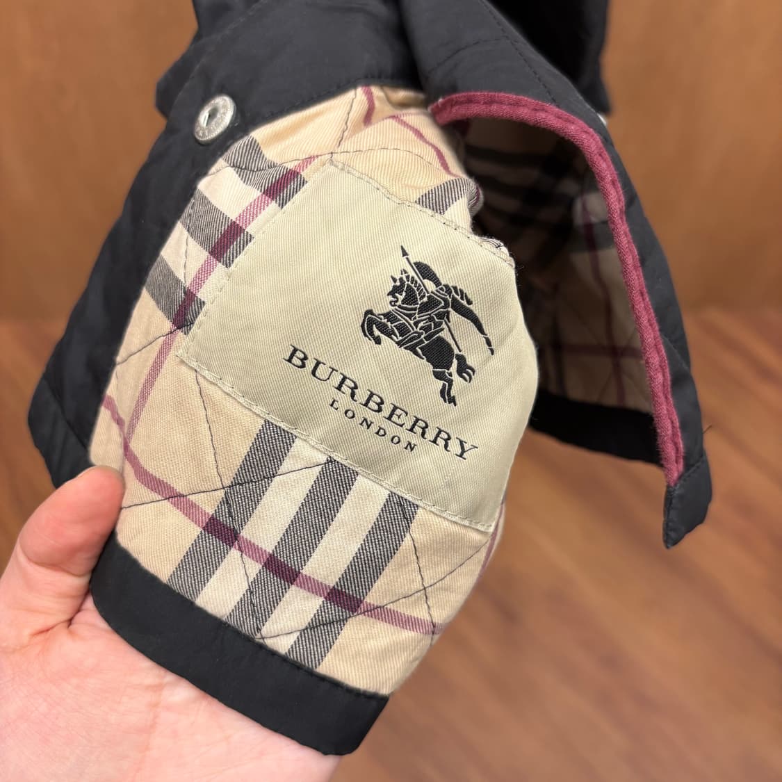 버버리 런던 클래식 퀄팅 자켓 체크 안감 플랫 카라 포켓 디테일 블랙 상품이미지8