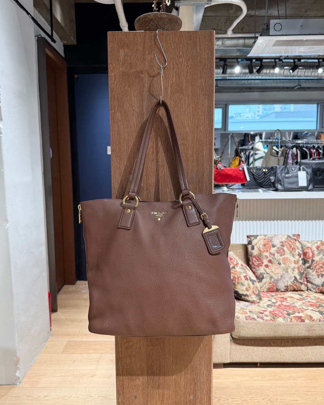 프라다 브라운 비텔로 다이노 집업 숄더백 상품이미지1