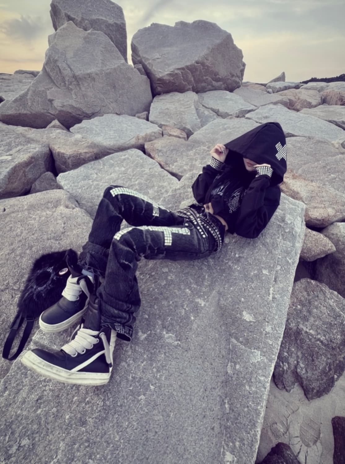 CROSS STUD DOUBLE WAIST CURVED JEANS 상품이미지3