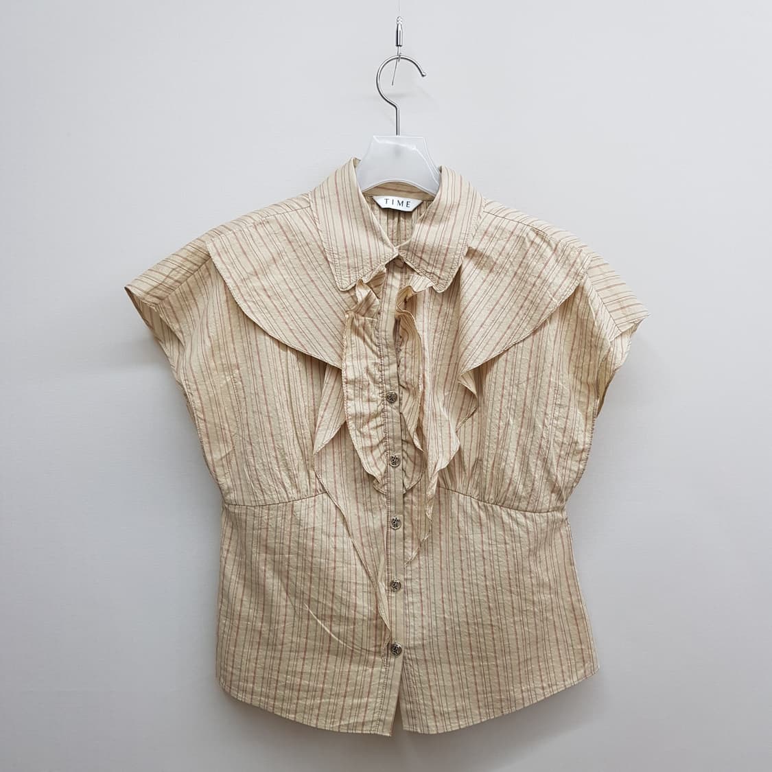 한섬 타임 2022 스트라이프 러플 디테일 블라우스 M사이즈 상품이미지1