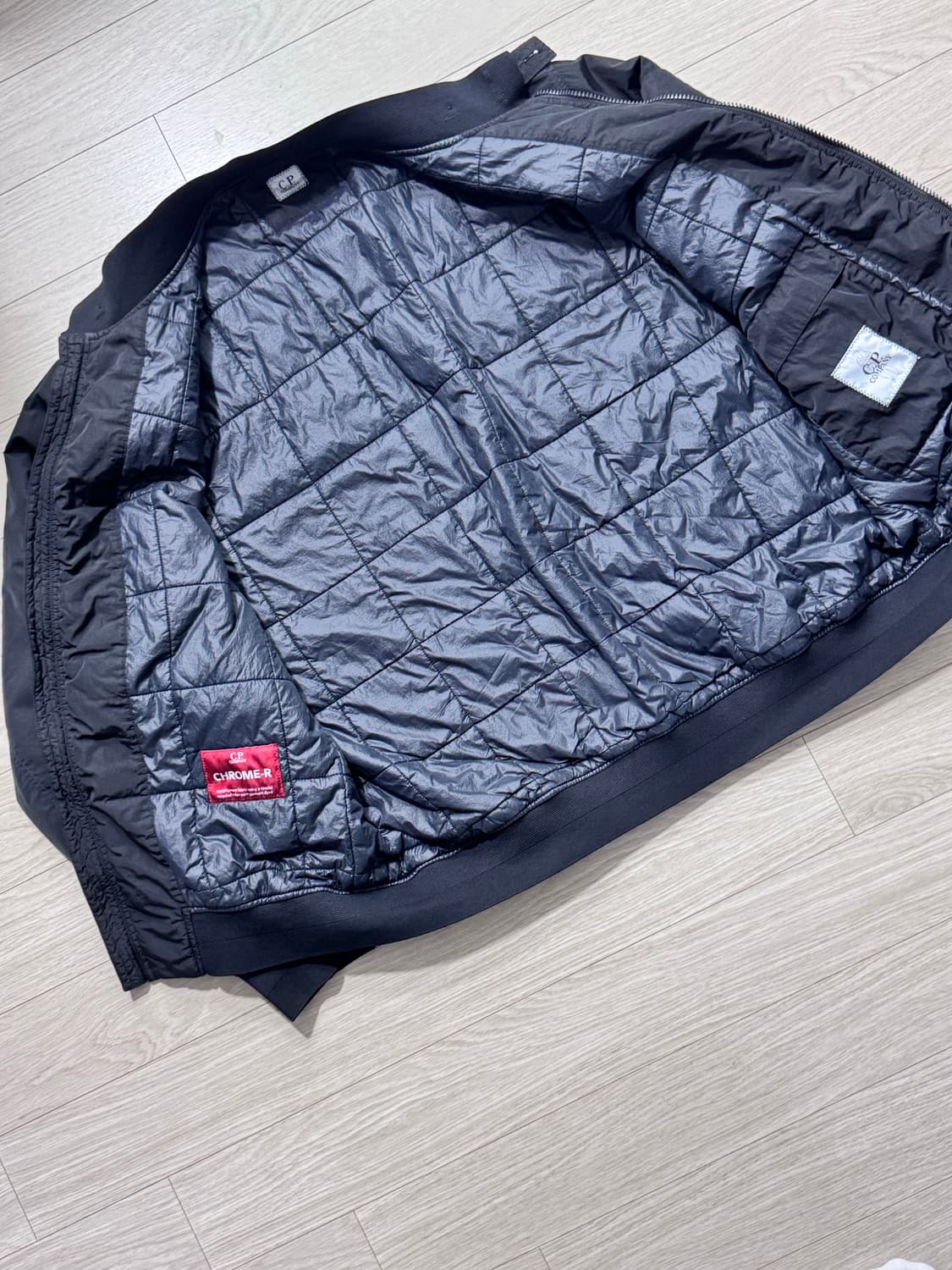 C.P. 컴퍼니 크롬-R 봄버 자켓 블랙 - 25RW ‼️매장판 한정‼️ 상품이미지2