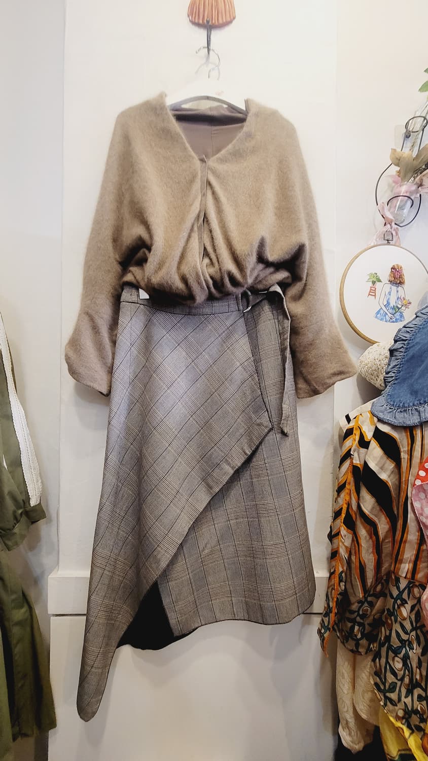 데코 포근울 케이프 가디건. 보브 언발체크스커트 상품이미지1