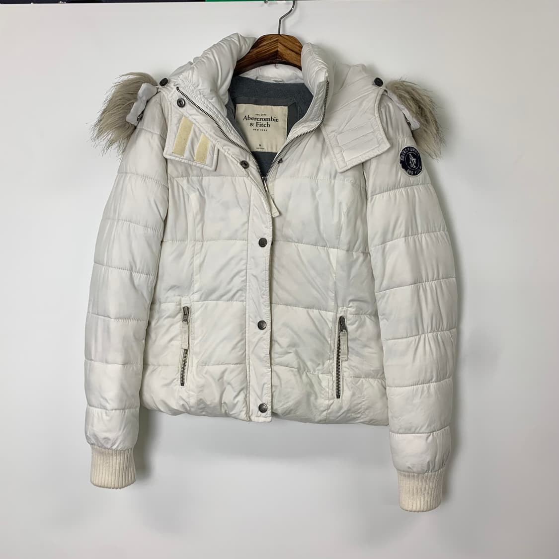 아베크롬비 화이트 울프죠 슬림핏 패딩 상품이미지3