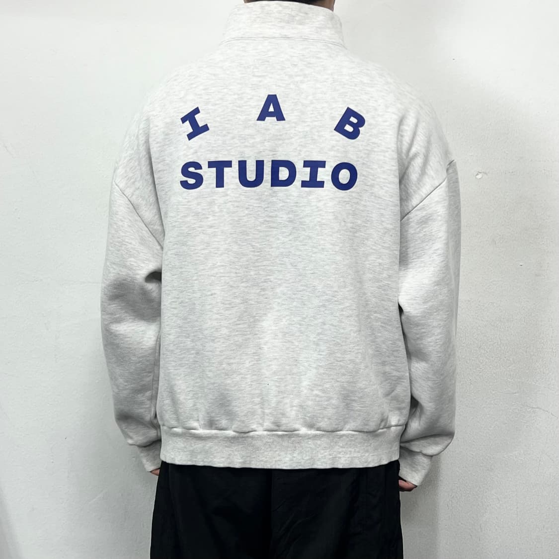 아이앱 스튜디오 하프 집업 라이트 그레이 상품이미지4