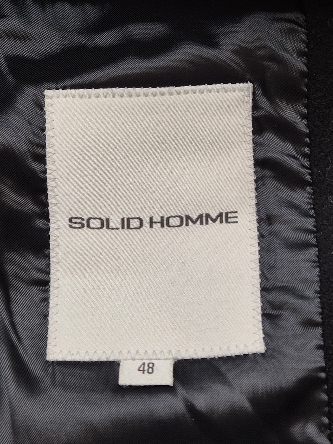 솔리드 옴므 블랙 코트 판매합니다. 무난한 디자인이라서 어디에나 잘 어울 상품이미지3