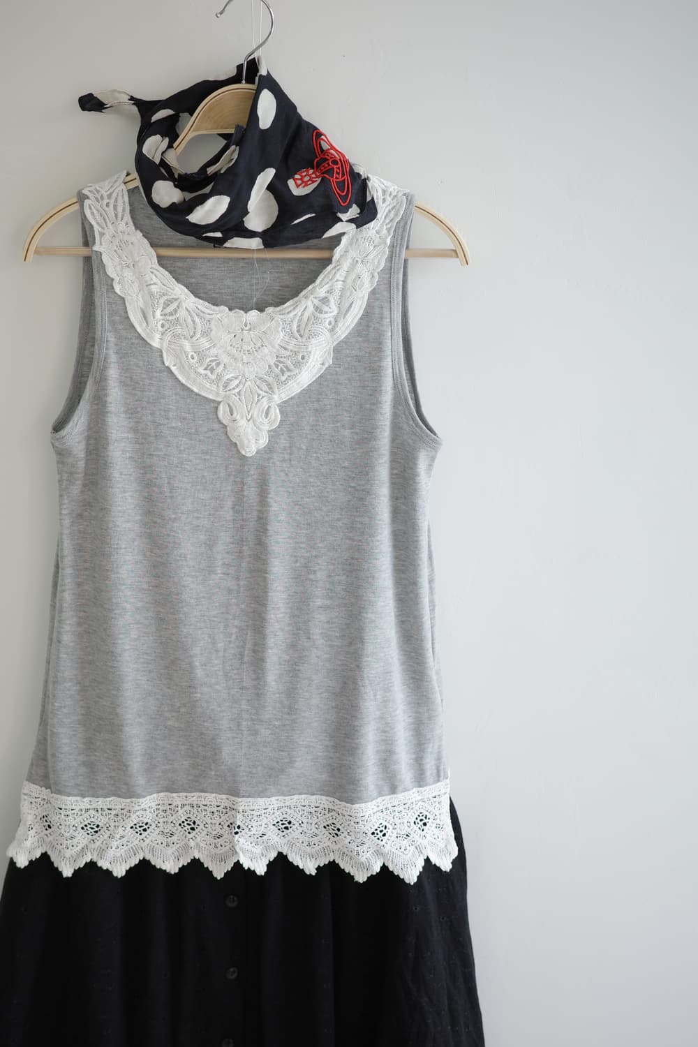 LEPSIM 
• 그레이 자수 슬리브리스 상품이미지1