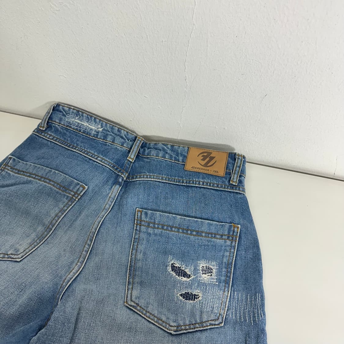 36 아더에러 X 자라 자더에러 연청 패치워크 페인트 데님팬츠 상품이미지8