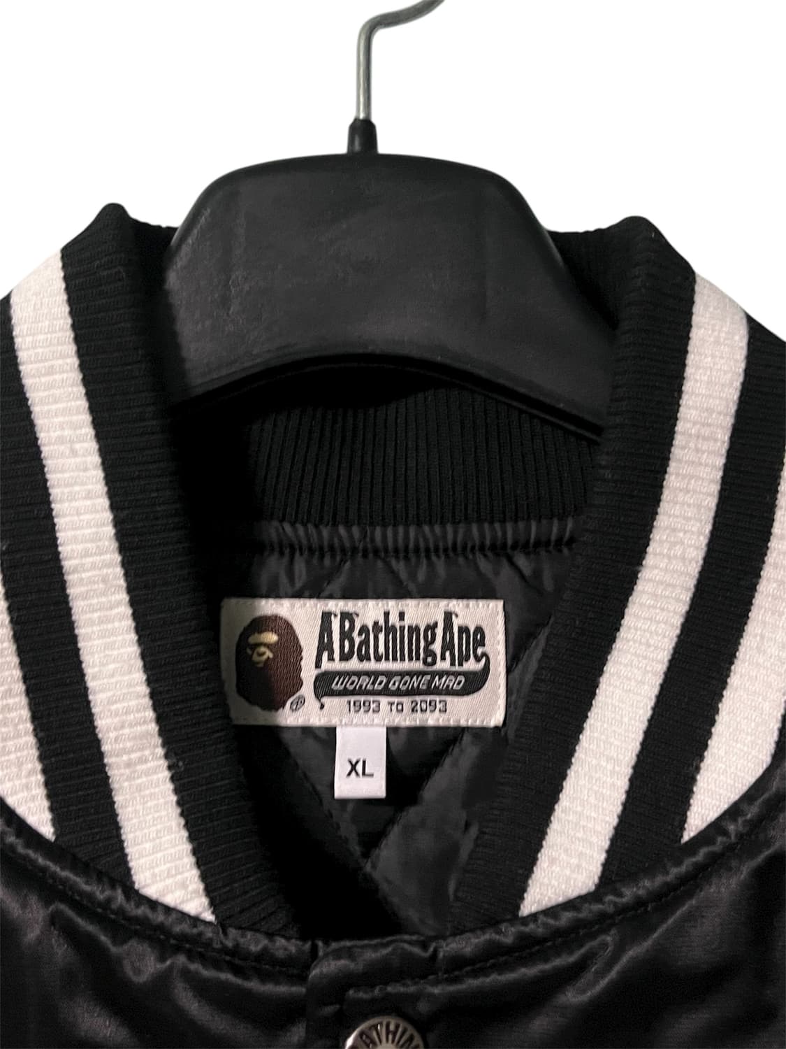 [XL] 베이프 사틴 사루로고 바시티자켓 블랙 상품이미지3