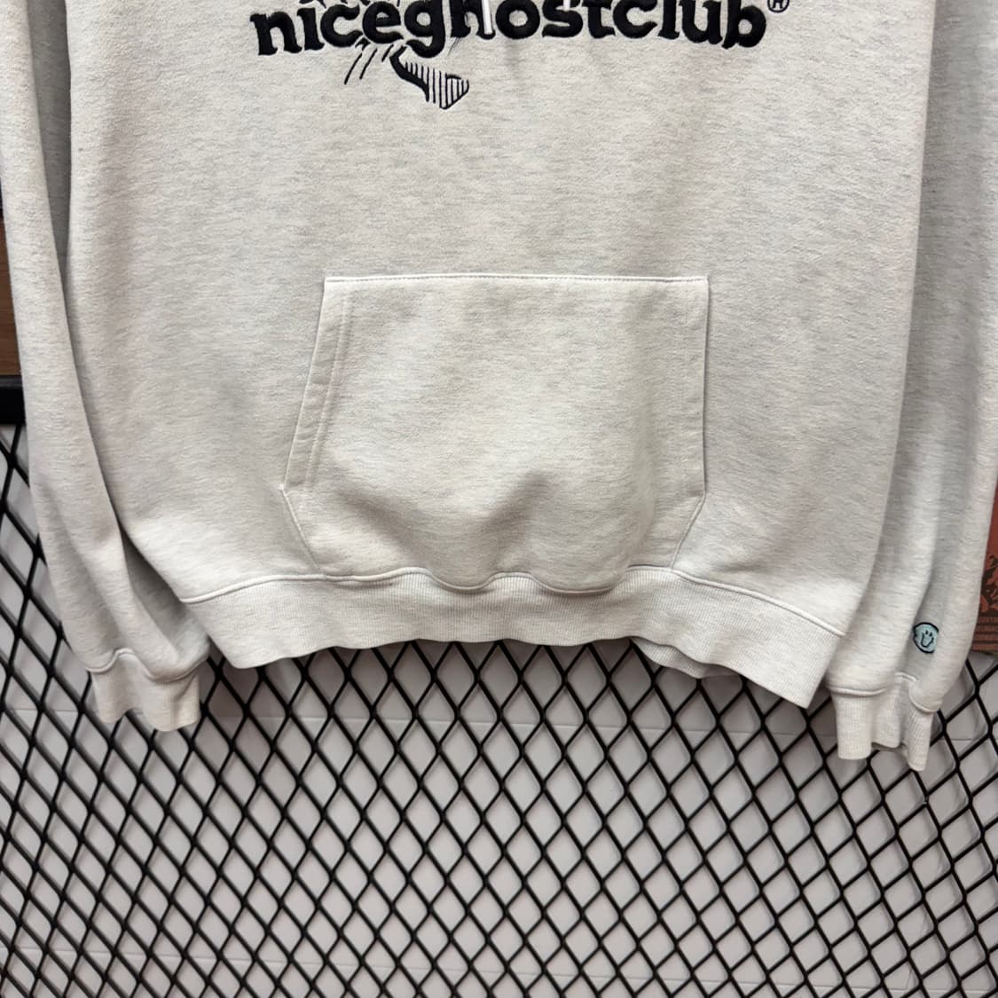 나이스고스트클럽 후드티 전면 자수 로고 포인트 그레이 상품이미지4