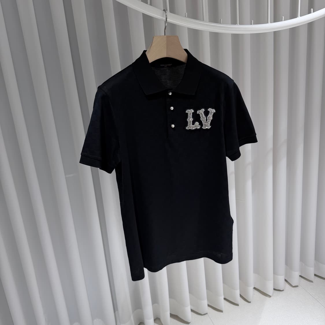 (S+/M) / 루이비통 코튼 피케 폴로 자수 LV 패치 카라 반팔 블랙 상품이미지3