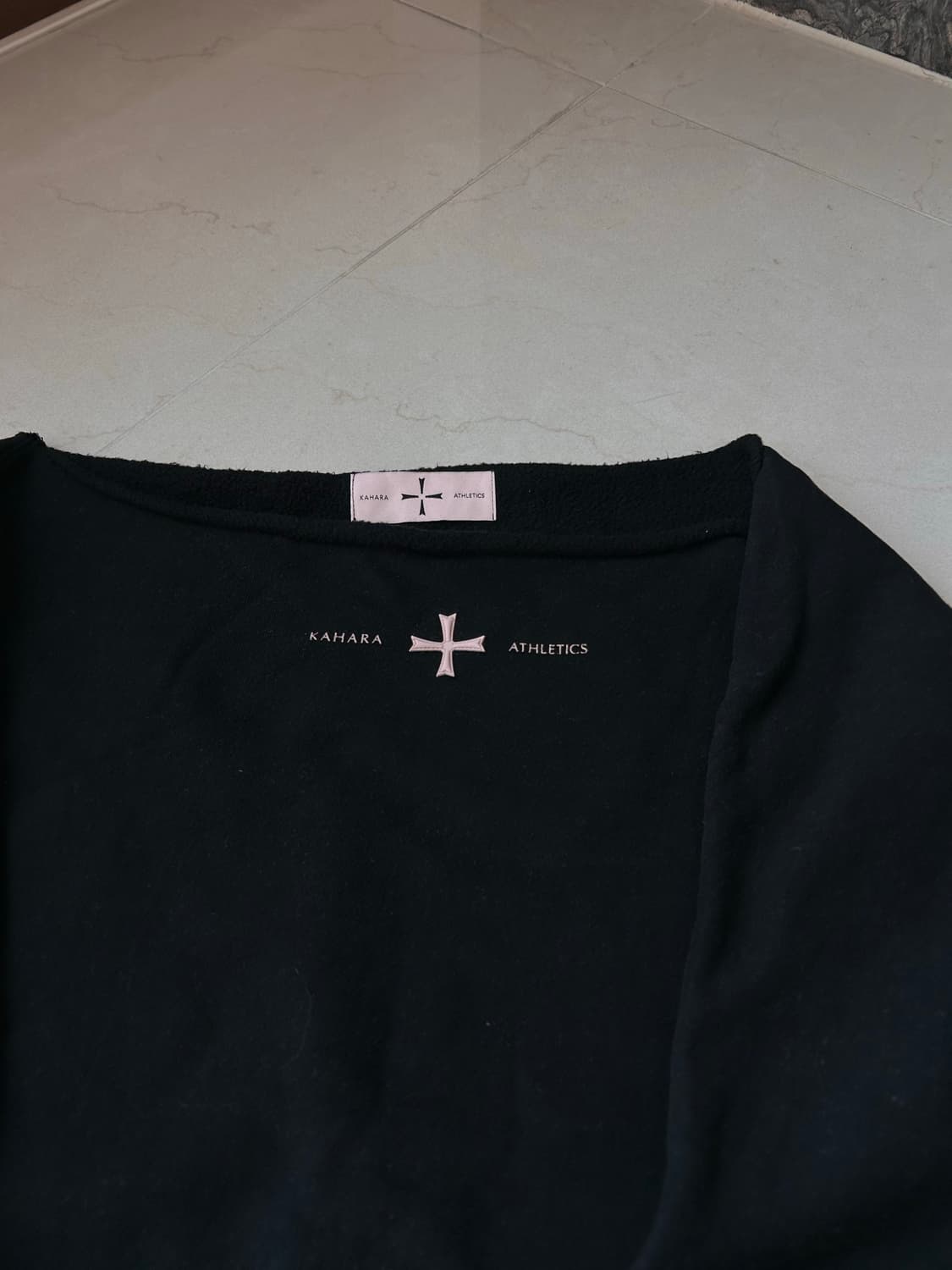 KAHARA 카하라 블랙 오프숄더 맨투맨 상품이미지5