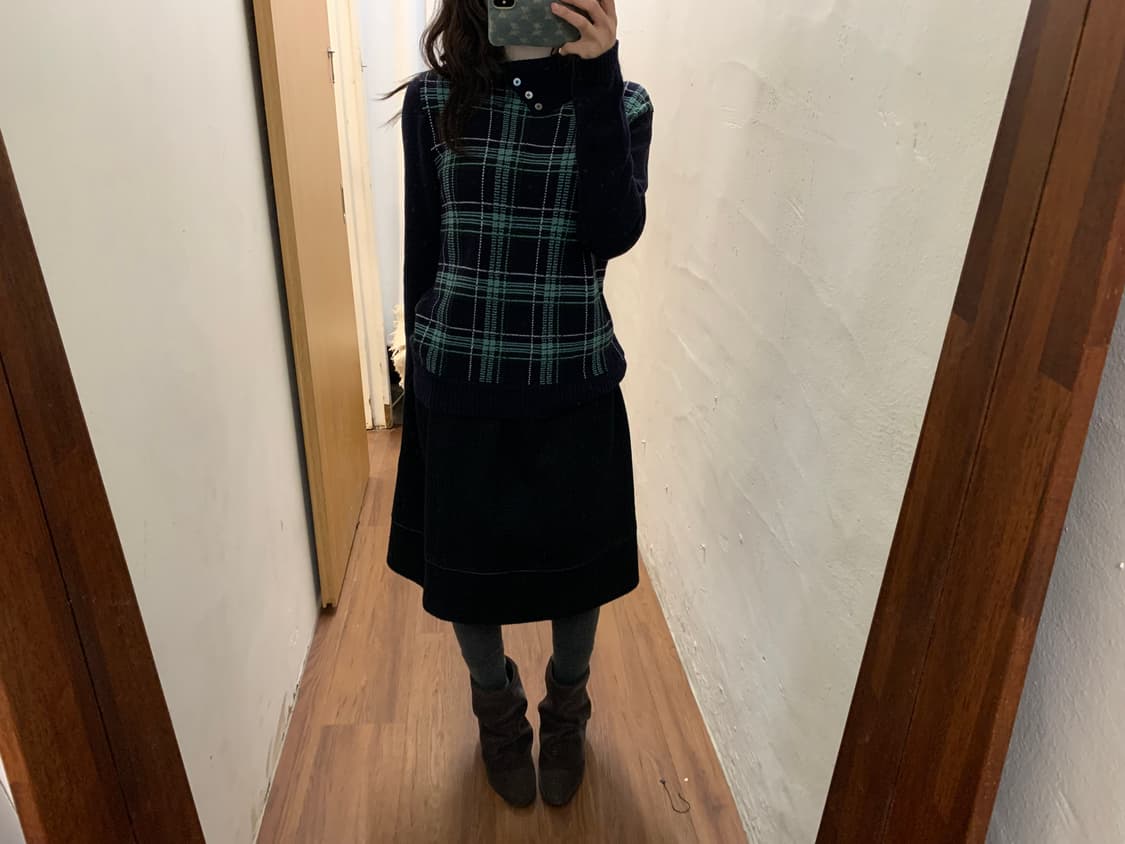 아쿠아스큐텀 하이넥 니트 타탄 체크 패턴 넥 버튼 디테일 네이비 그린 상품이미지6